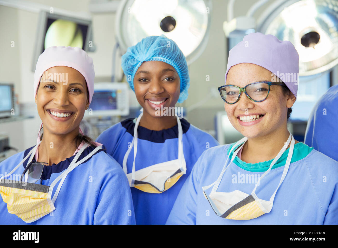 Portrait of smiling female surgeons in operating room Banque D'Images
