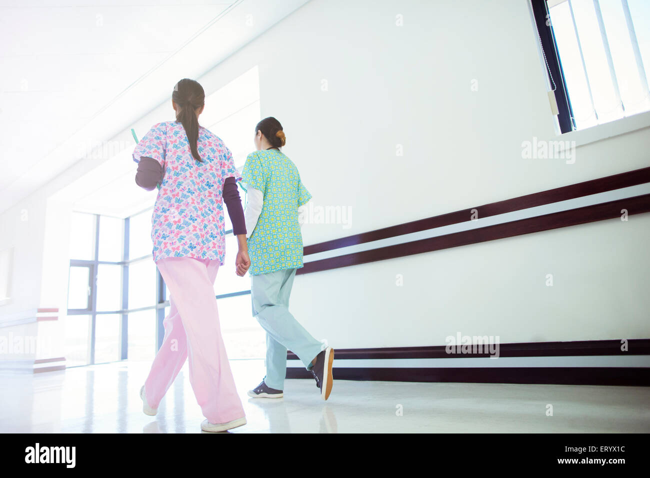 Quelques infirmières in hospital corridor Banque D'Images