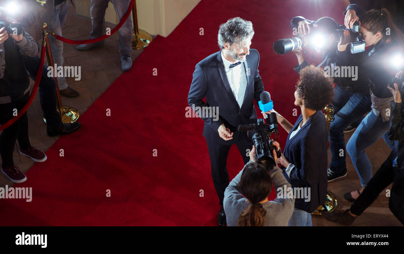 La célébrité d'être interviewé et photographié par des paparazzi at Red Carpet event Banque D'Images