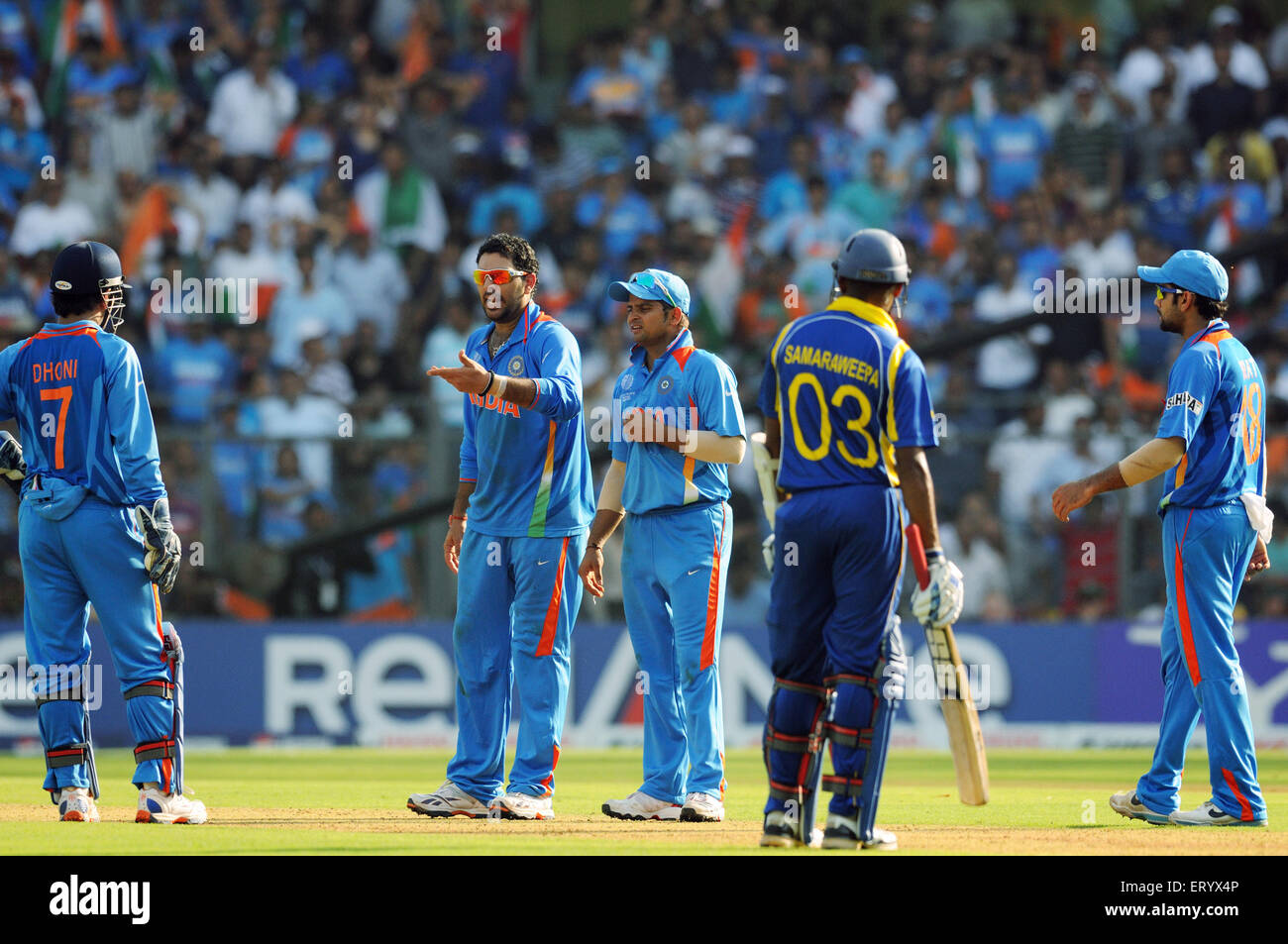 Dvd Yuvraj Singh Suresh Raina le capitaine M S Dhoni Lanka Samaraweera batteur ICC Cricket World Cup finals Wankhede stadium Banque D'Images