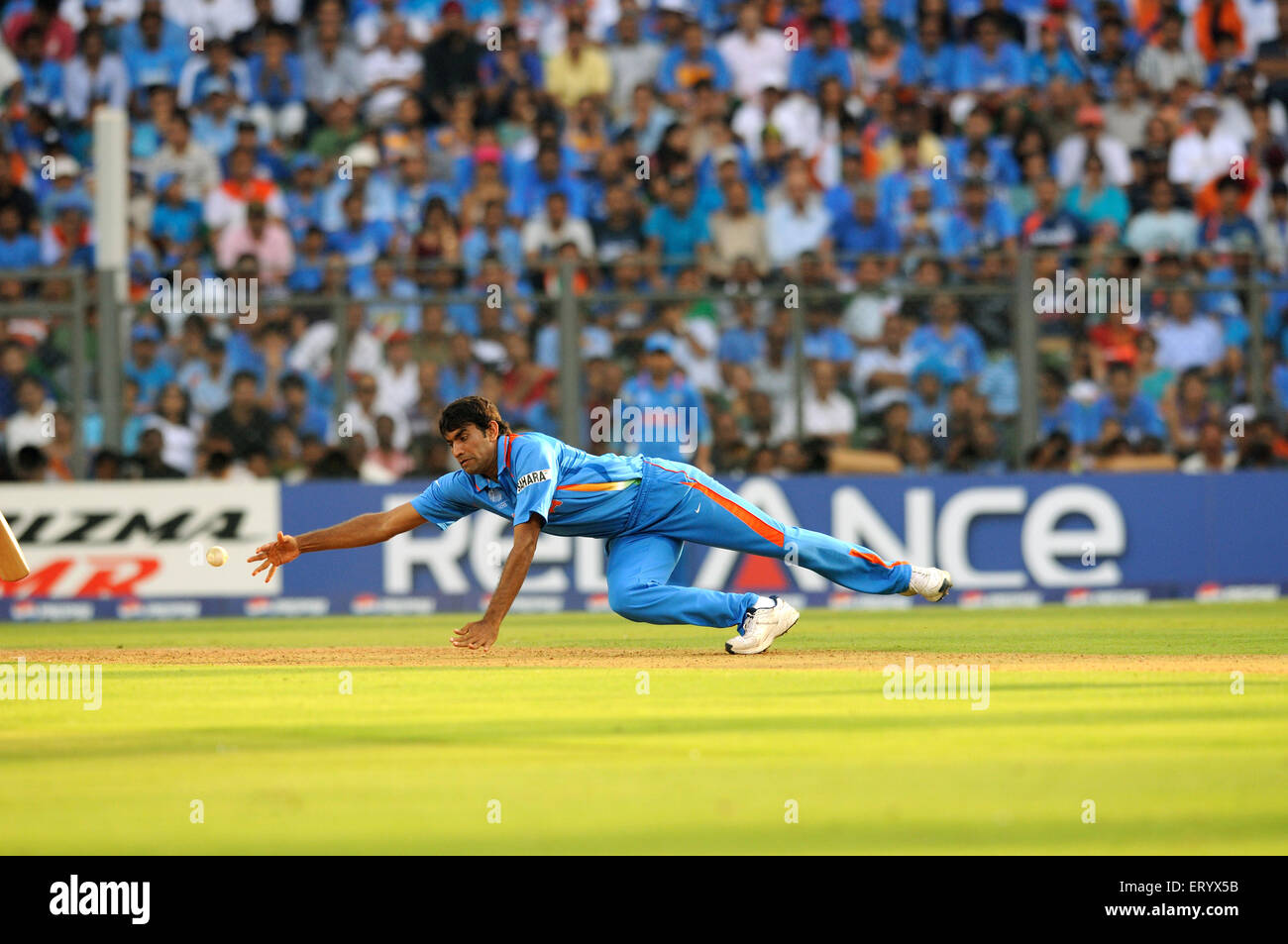 le joueur Munaf Patel plonge STOP ball ICC Cricket World Cup finales Sri Lanka joué Wankhede stade Mumbai Inde Banque D'Images