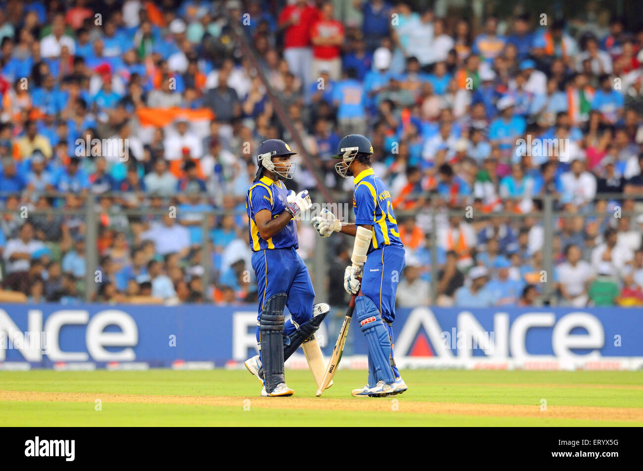 Sri-Lankais Mahela batteur L Jaywerdena Nuwan Kulasekara ICC Cricket World Cup Finale contre joué stade Wankhede Mumbai Banque D'Images