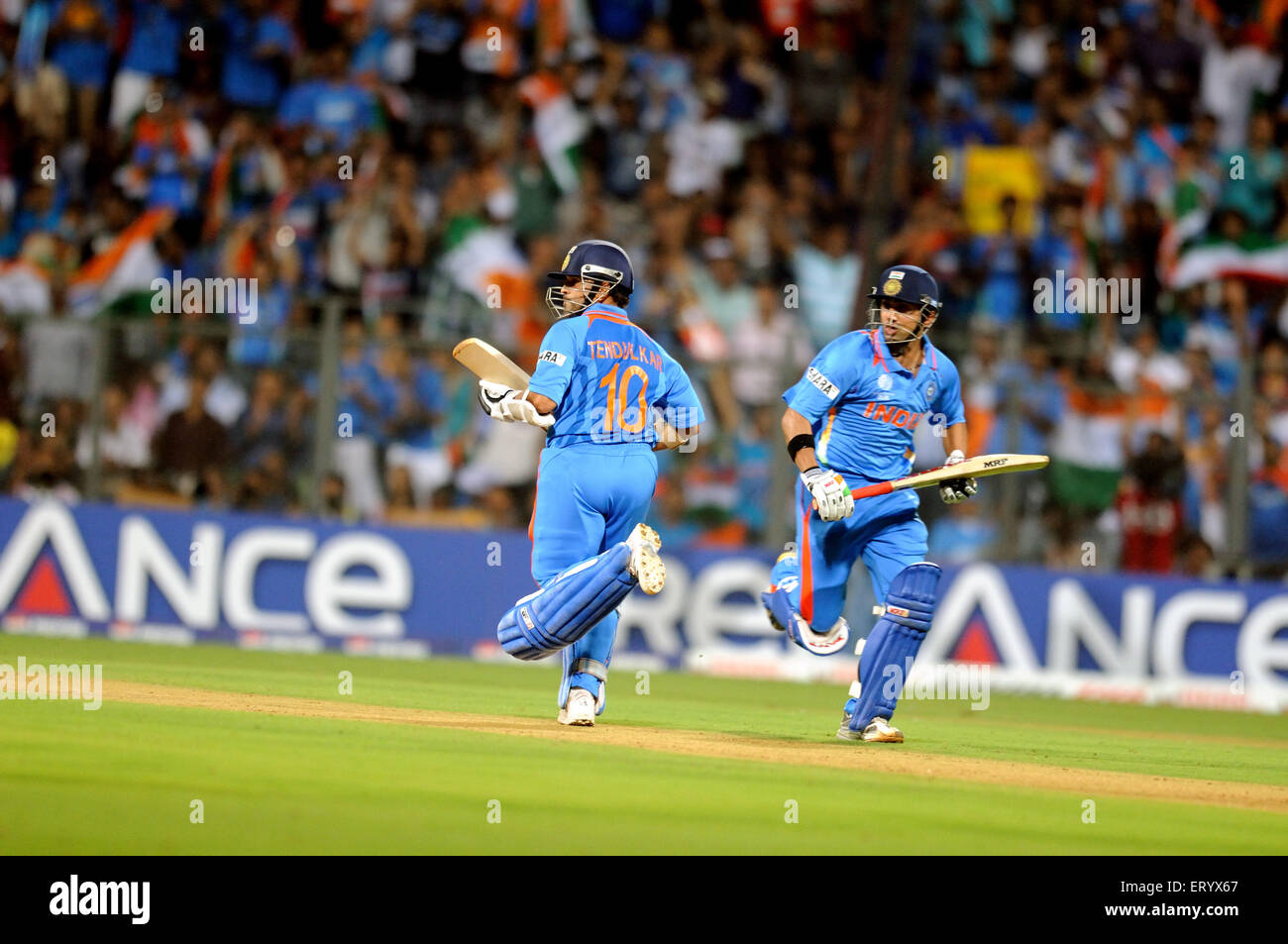 Sachin Tendulkar Virendra Sehwag en course entre les bickets finale de la coupe du monde 2011 ICC Stade Wankhede Bombay Mumbai Maharashtra Inde Asie asiatique Indien Banque D'Images