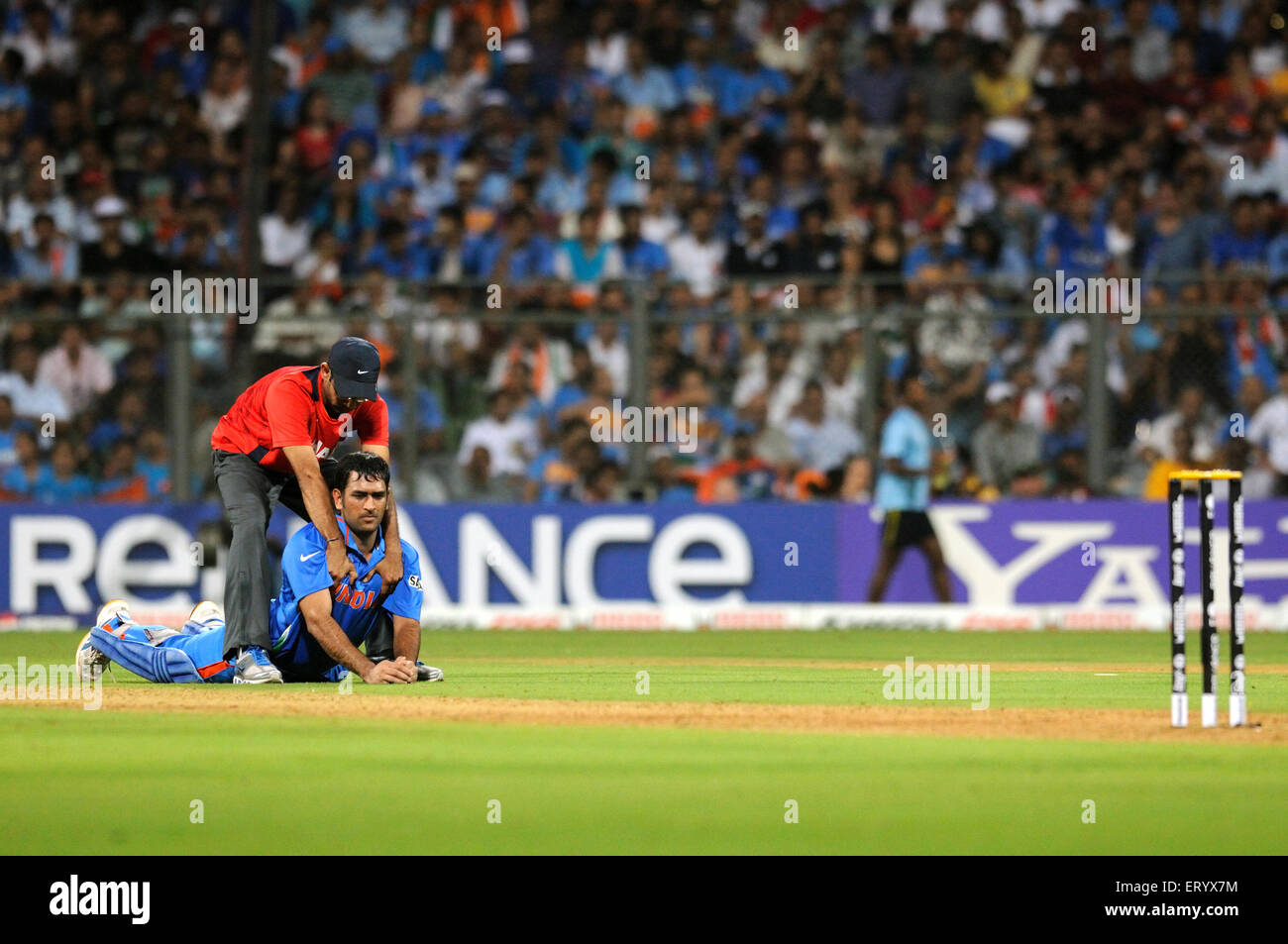 Le capitaine indien batteur M S Dhoni reçoit le traitement physio 2011 Finale de la Coupe du Monde de CIC Stade Wankhede Mumbai Banque D'Images