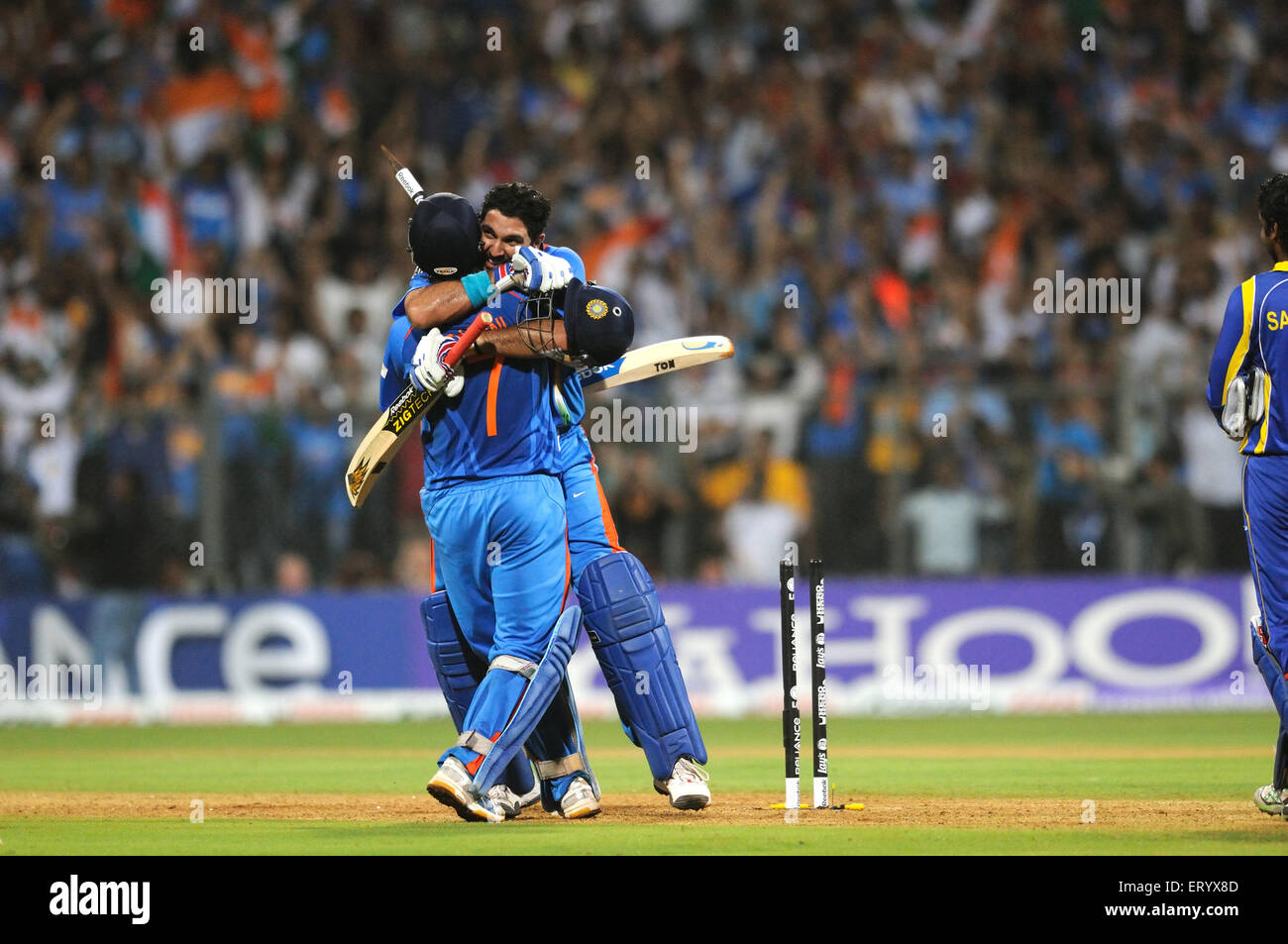 Mahendra Singh Dhoni R coéquipier Yuvraj Singh célébrer battant Sri Lanka ICC Cricket World Cup 2011 Stade Wankhede Mumbai Banque D'Images