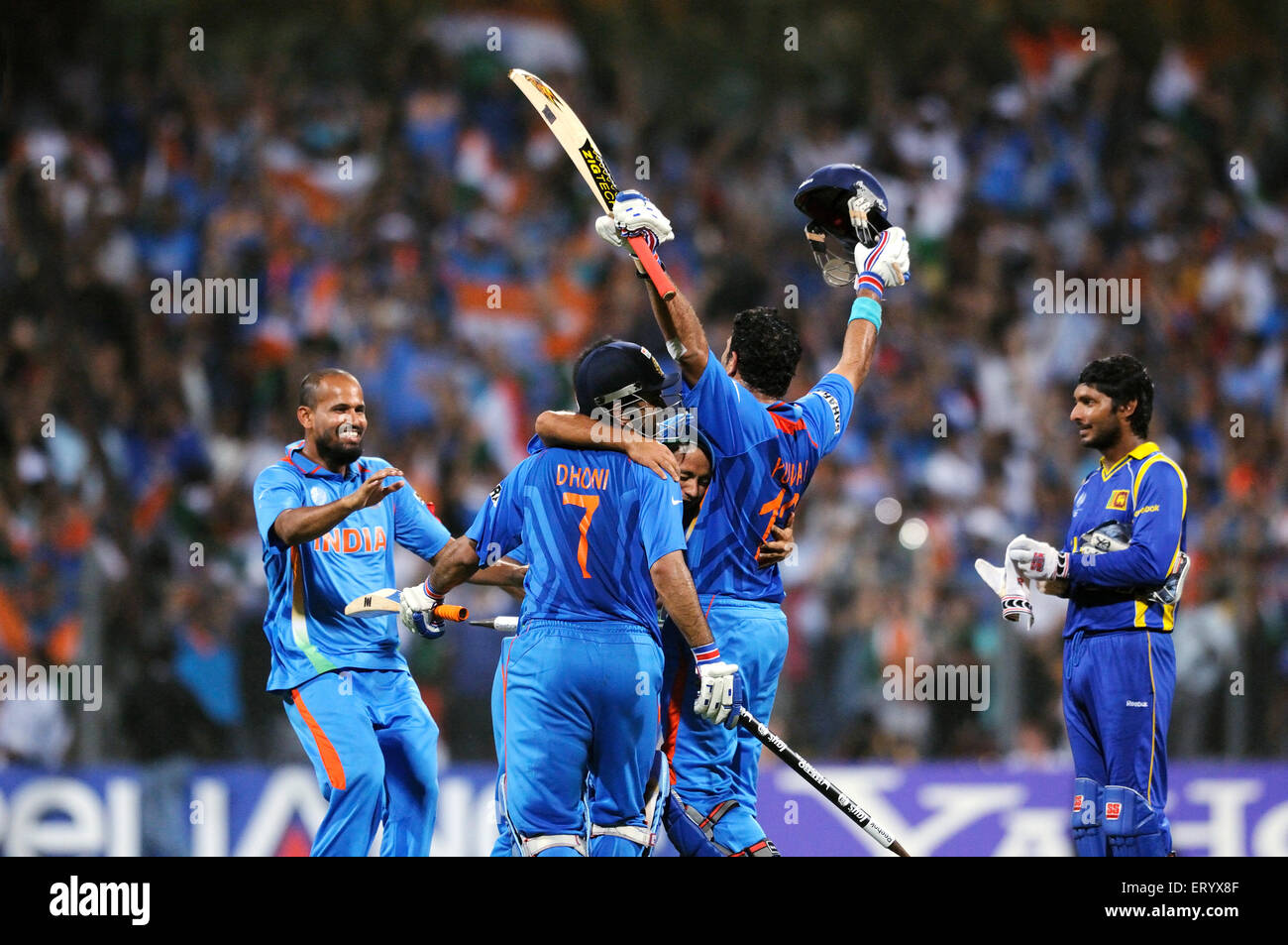 Cricket indien célébrer après avoir battu Sri Lanka ICC Cricket World Cup 2011 finale Stade Wankhede Mumbai Banque D'Images