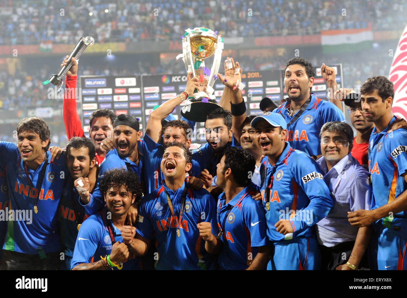 Célébrer la coupe du monde de cricket ICC trophy en battant le Sri Lanka ICC  Cricket World Cup 2011 finale Stade Wankhede Mumbai Photo Stock - Alamy