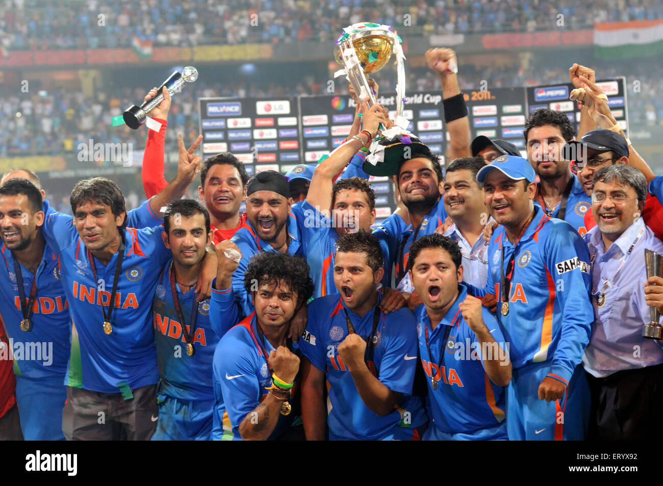 Les joueurs de cricket indiens célèbrent le trophée de la coupe du monde de l'ICC qui bat la coupe du monde de cricket de l'ICC 2011 Stade Wankhede Bombay Mumbai Maharashtra Inde Asie Banque D'Images