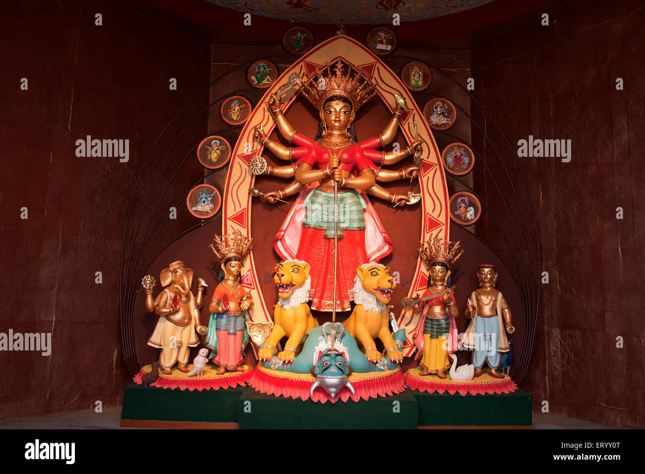 Démon mahishasura déesse Durga tuant avec déesses saraswati laxmi et dieux ganesh kartik à Kolkata Calcutta ; Inde ; Banque D'Images