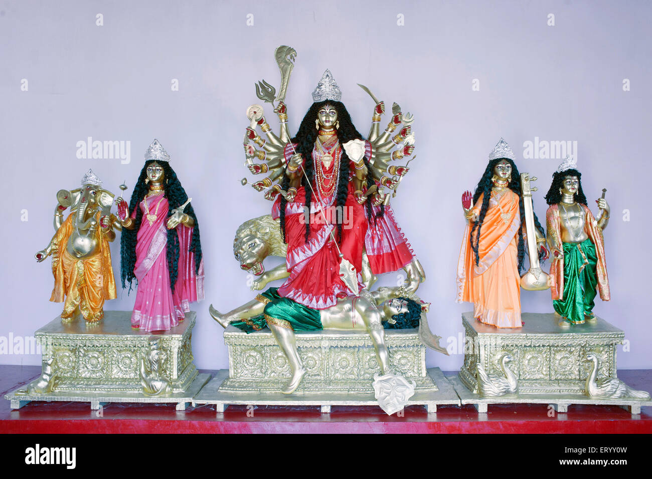 Démon mahishasura déesse Durga tuant avec déesses saraswati laxmi et dieux ganesh kartik à Kolkata Calcutta ; Inde ; Banque D'Images
