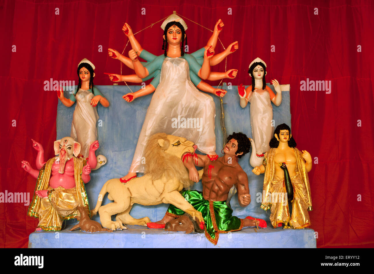 Démon mahishasura déesse Durga tuant avec déesses saraswati laxmi et dieux ganesh kartik à Kolkata Calcutta ; Inde ; Banque D'Images