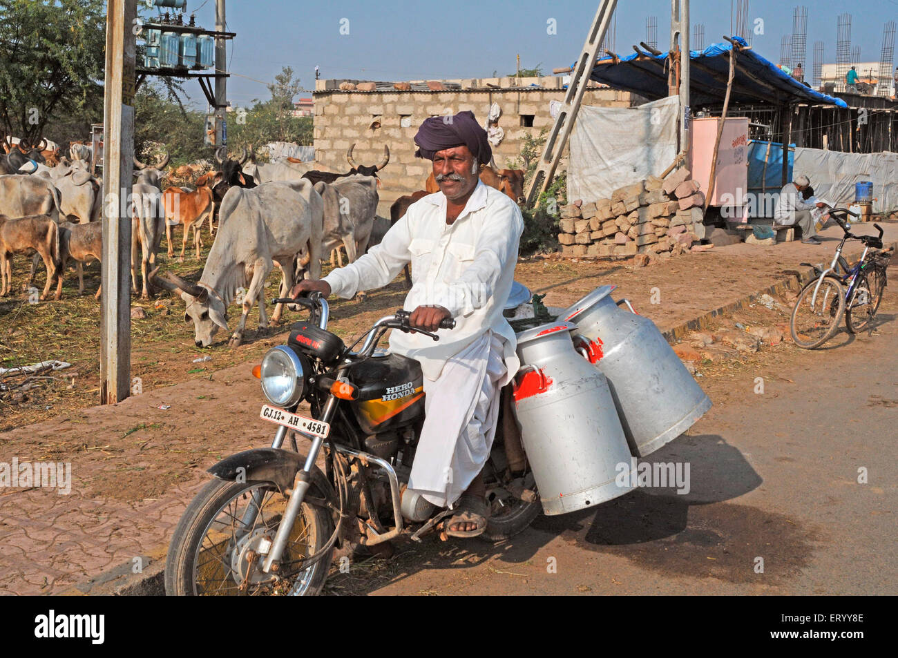 Transport laitier des bidons de lait sur le vélo ; ; ; Kutch Bhuj Gujarat Inde ; M.# 771H Banque D'Images