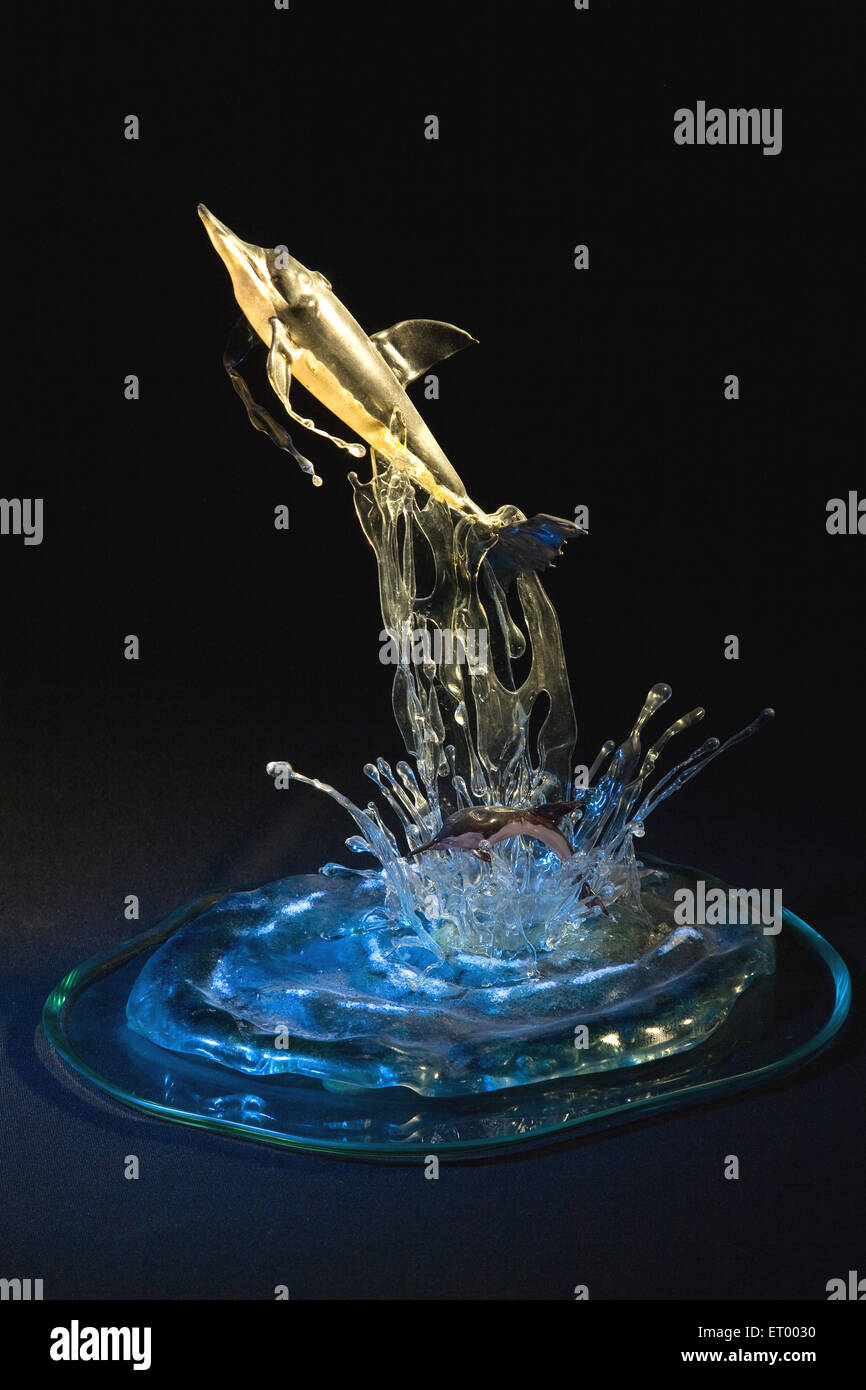 Sculpture de poisson , art du verre , sculpture de beaux-arts en verre , fond noir , Inde , Asie Banque D'Images