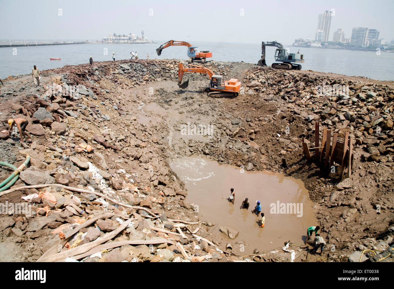 Les travailleurs au chantier de Haji Ali ; Bombay Mumbai Maharashtra ; Inde ; Banque D'Images