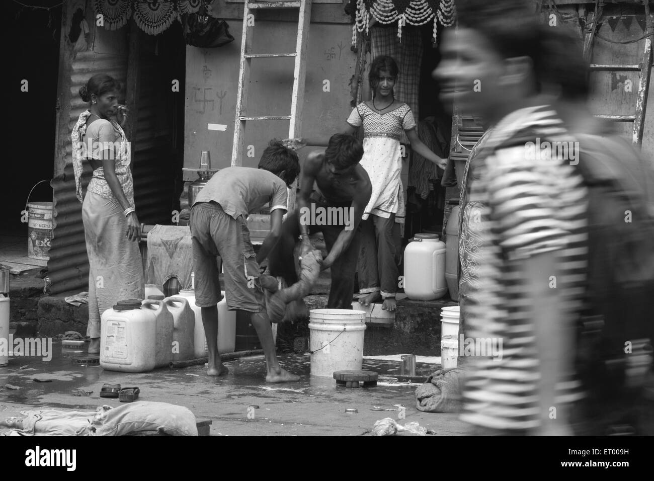 Les gens des bidonvilles Byculla N M Joshi Road Bombay Mumbai Maharashtra Inde Banque D'Images