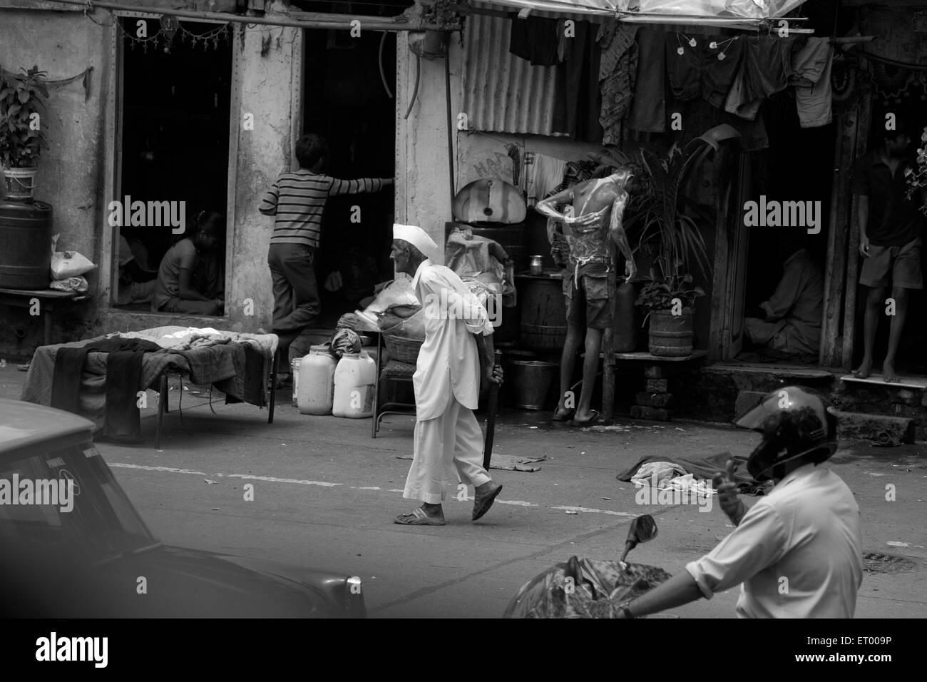 Habitants des taudis ; Byculla N M Joshi Road ; Bombay Mumbai Maharashtra ; Inde ; Banque D'Images