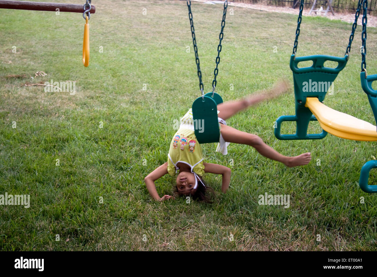 Jeune fille enfant jouant dans le jardin , MR#543 Banque D'Images