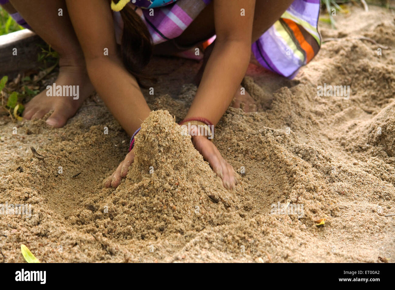 Activité de petite fille de cinq ans jouant avec le sable MR# 543 Banque D'Images