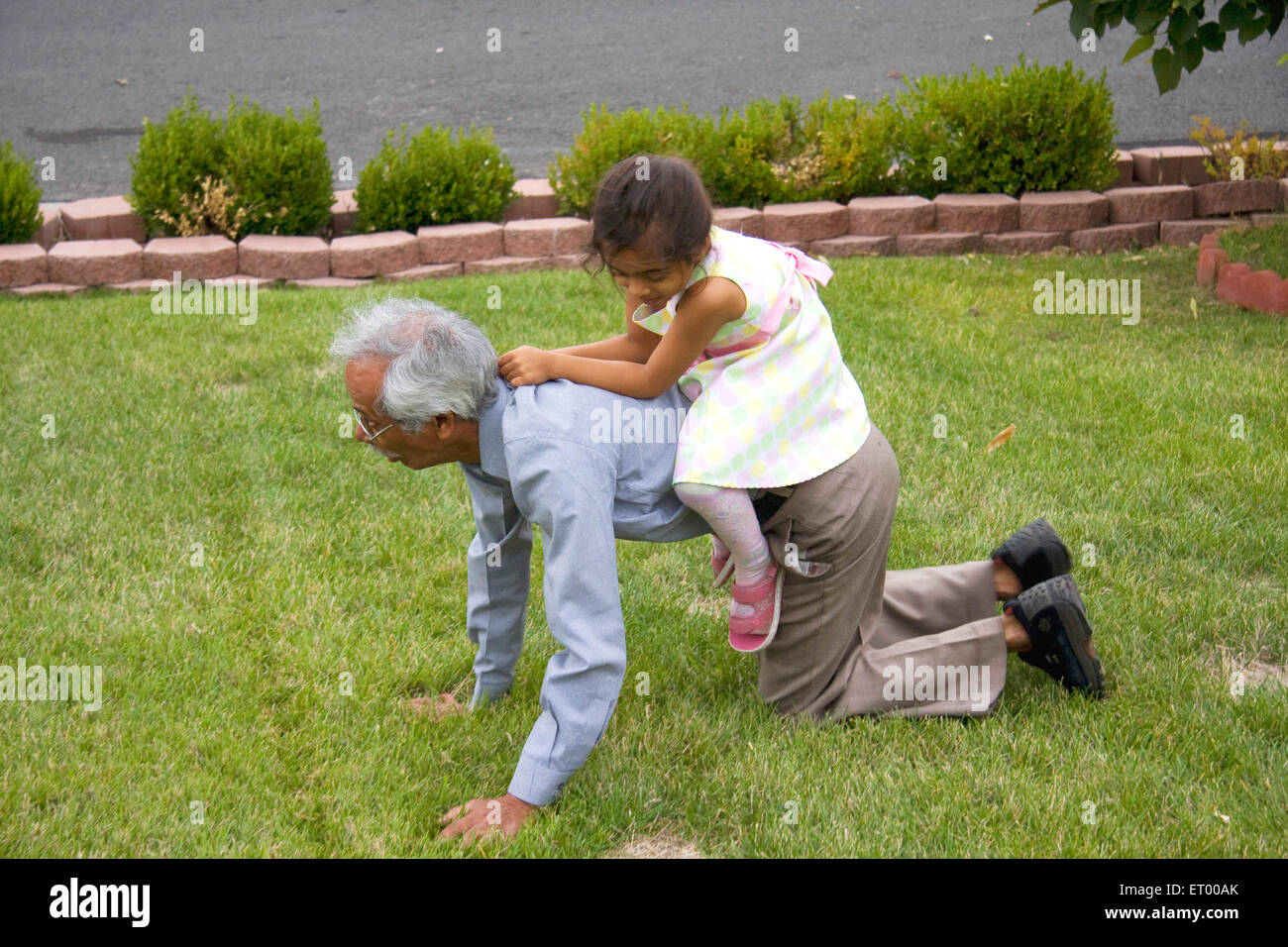 Jeune fille enfant jouant avec grand-père , MR#543 Banque D'Images