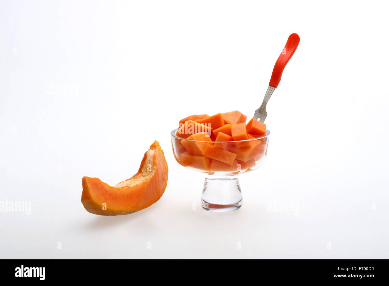 Fruits de papaye Carica papaya ; Amérique latine ; coupe de salade de fruits avec une fourchette dans un bol en verre Banque D'Images