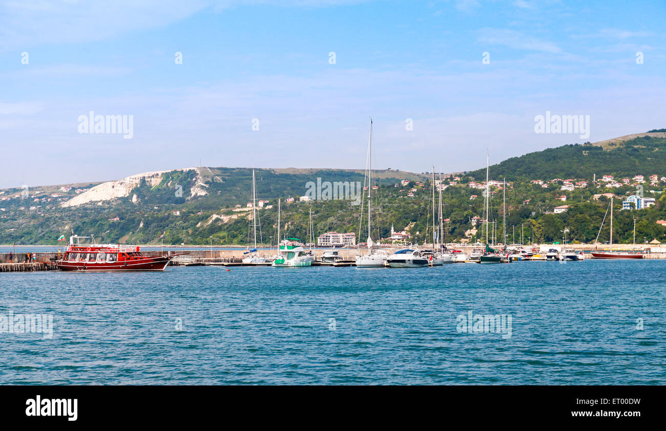 Balchik resort town marina. La location des yachts et bateaux de plaisance. Côte de la mer Noire, région de Varna, Bulgarie Banque D'Images