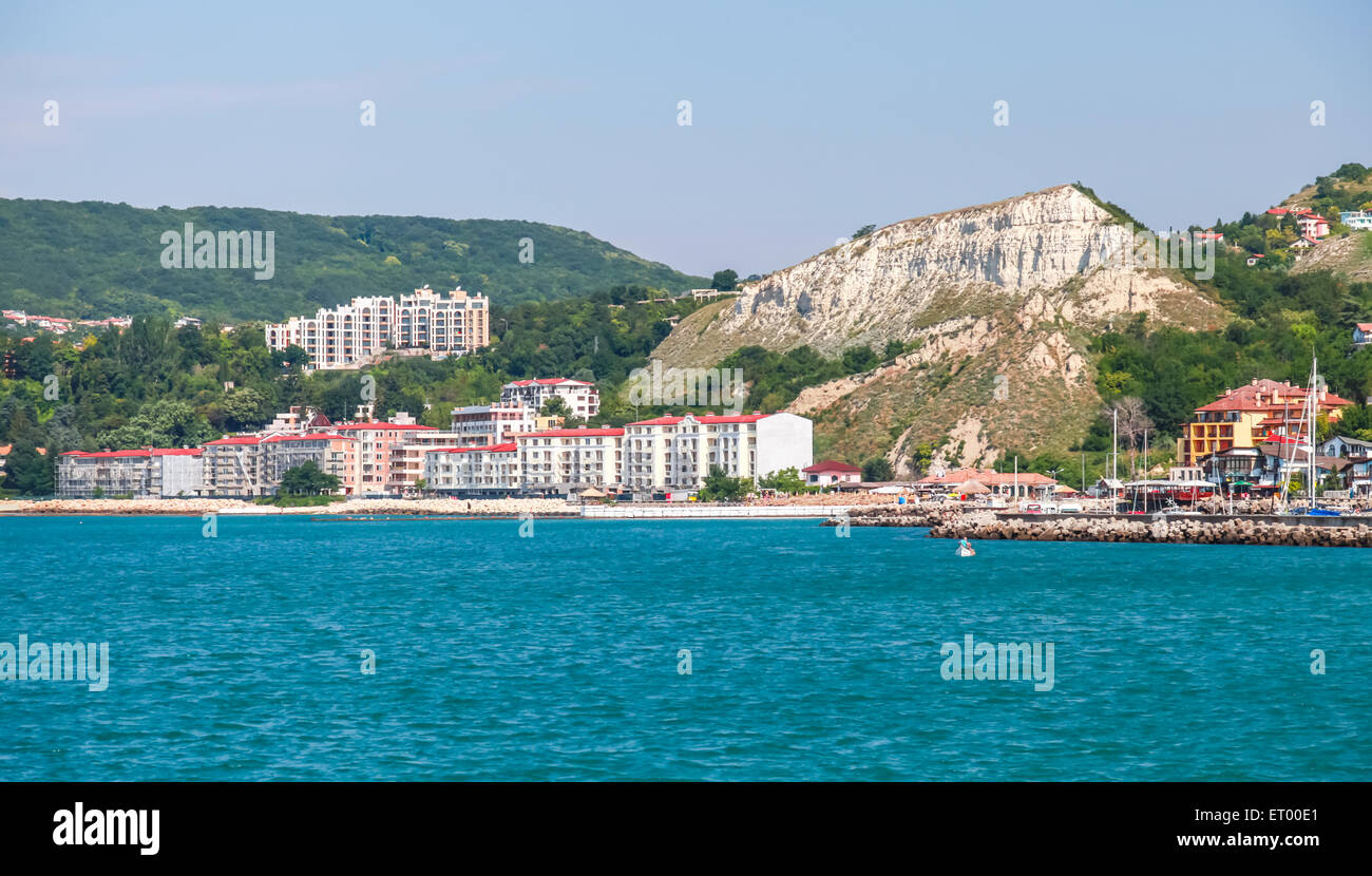 Paysage urbain d'été de Balchik resort town. Côte de la mer Noire, région de Varna, Bulgarie Banque D'Images