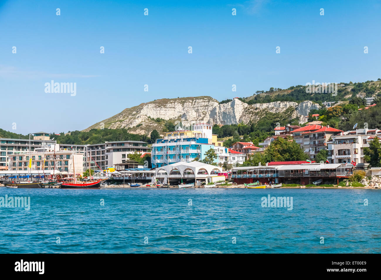 Paysage urbain d'été de la ville de Balchik, côte de Mer Noire, région de Varna, Bulgarie Banque D'Images