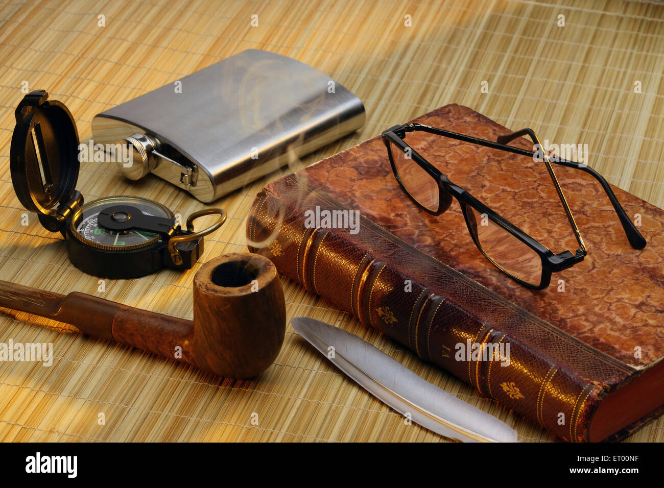 Explorer, ancien livre, boussole, bouteille, tuyau,lunettes, Banque D'Images
