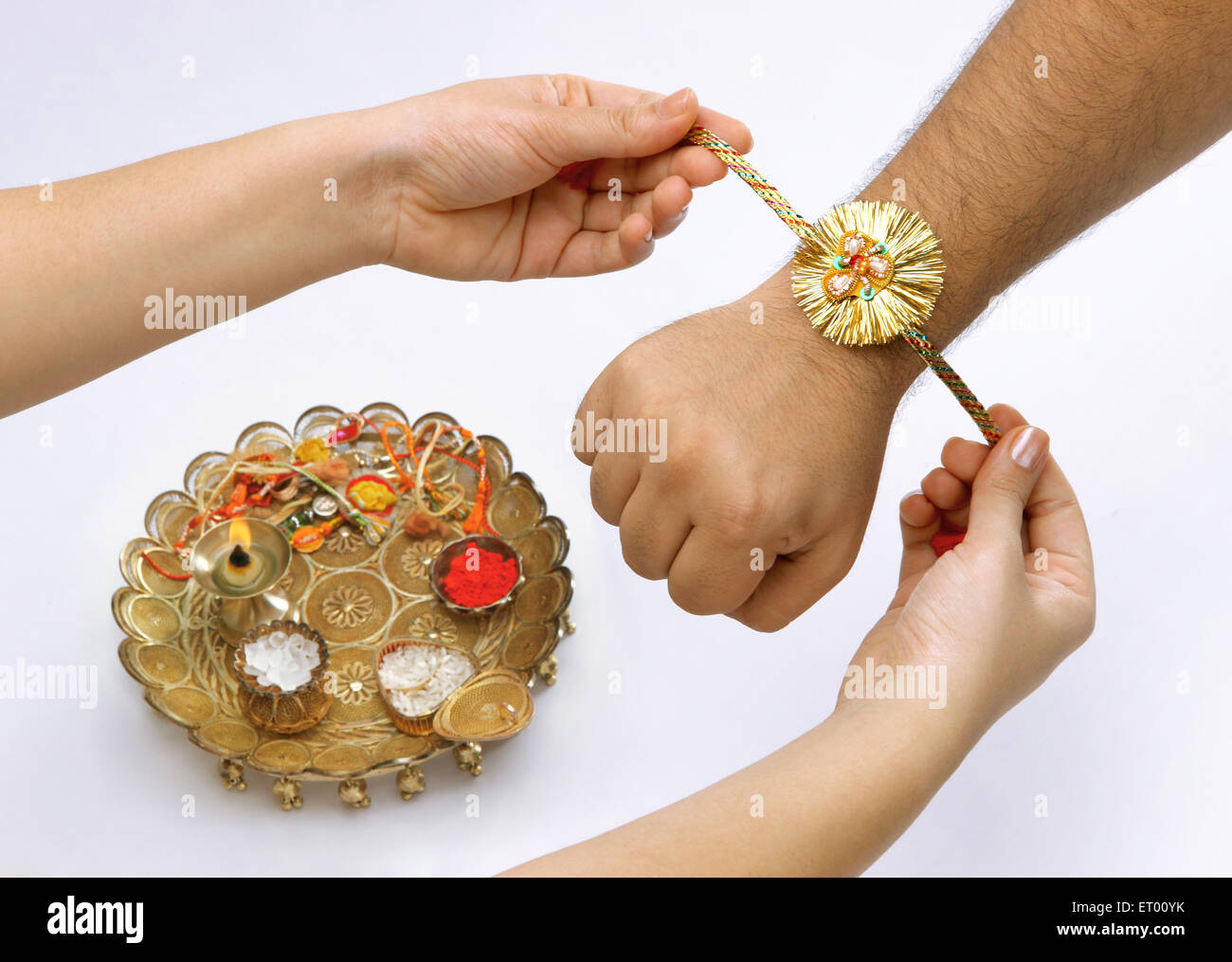 Raksha Bandhan festival ; soeur lier rakhi sur Brother's main ; maintenant Bombay Mumbai Maharashtra ; Inde ; Banque D'Images