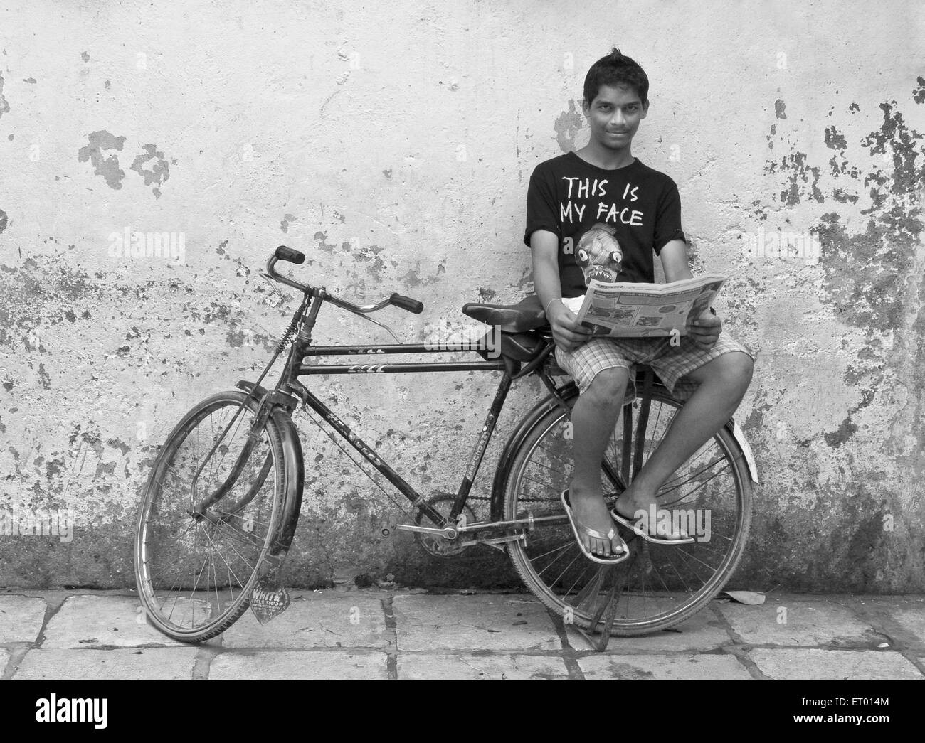 Boy ride on bicycle in Bhatwadi et Devnar ; taudis ; Bombay Mumbai Maharashtra Inde ; PAS DE MR Banque D'Images