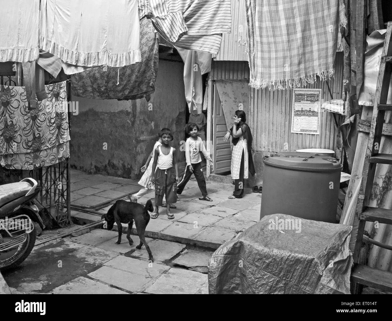 Les enfants de Bhatwadi et Devnar ; taudis Bombay Mumbai Maharashtra ; Inde ; Banque D'Images