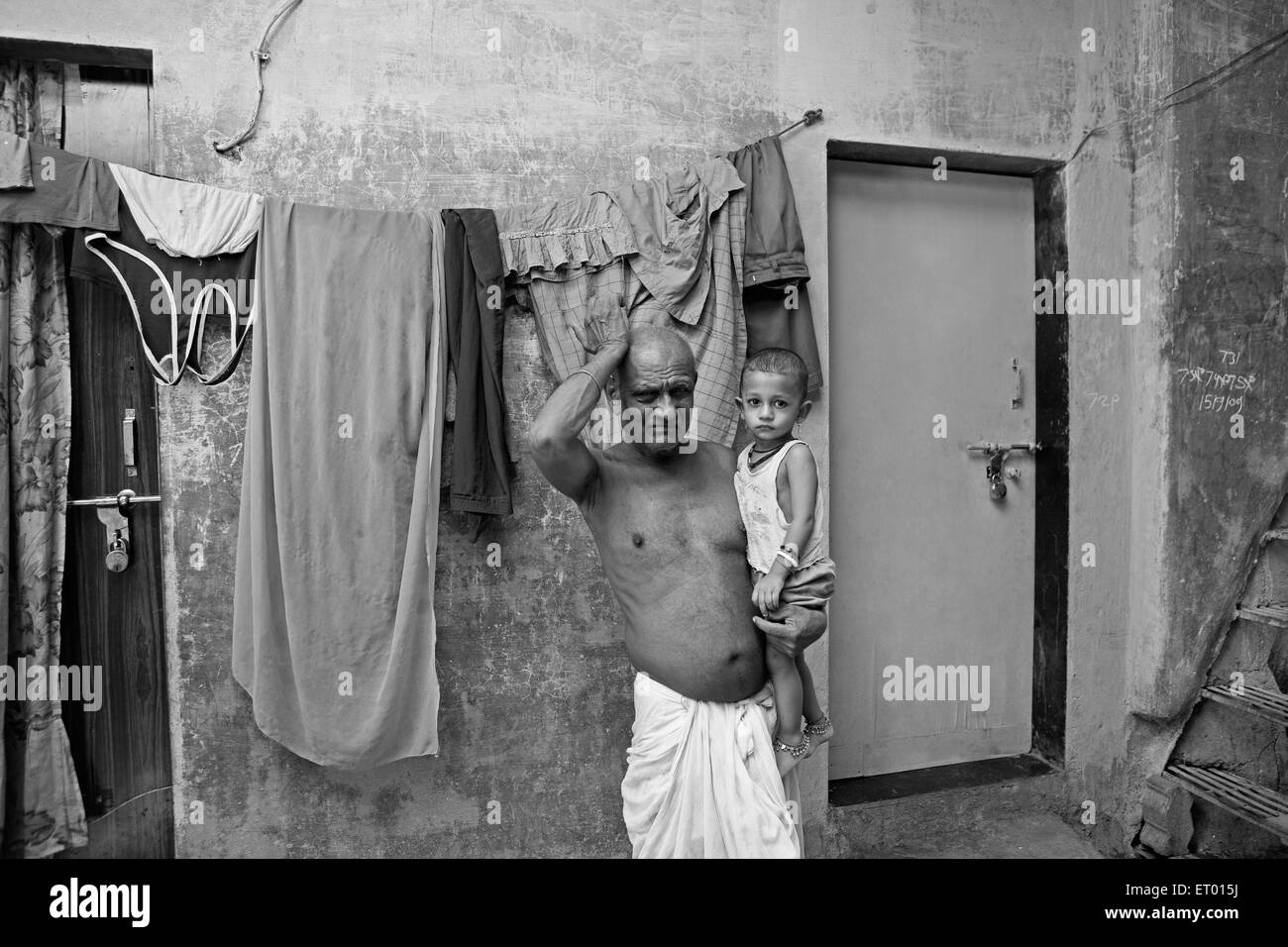 Vieil Homme avec enfant dans des taudis ; Bombay Mumbai Maharashtra ; Inde ; Banque D'Images