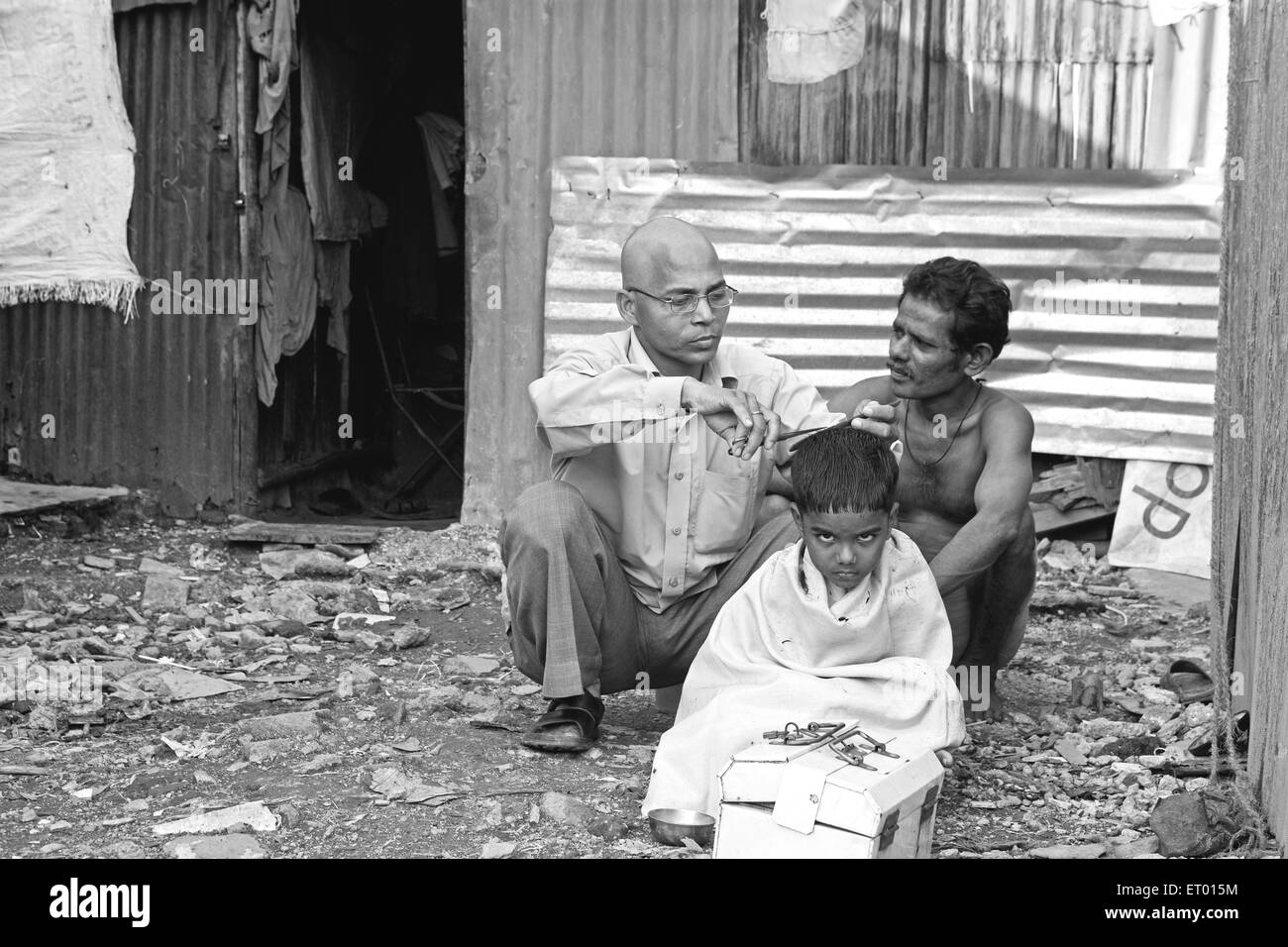 Salon de coiffure la coupe de cheveux de garçon dans des taudis ; Bombay Mumbai Maharashtra ; Inde ; PAS DE MR Banque D'Images