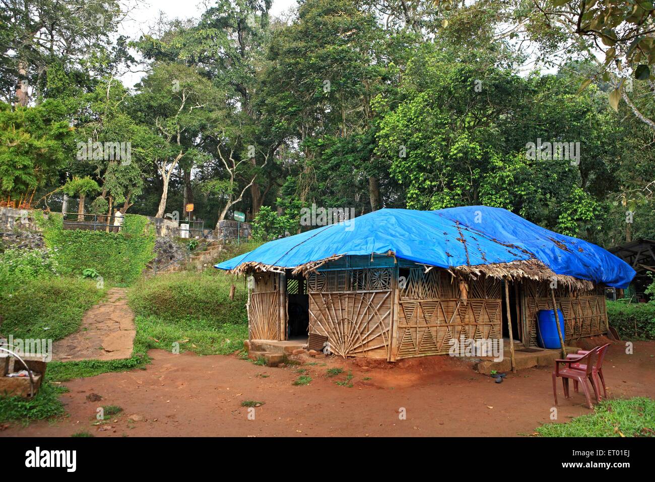 Cabane en bambou, toit en toile bleu, Parc national Periyar, Kumyly