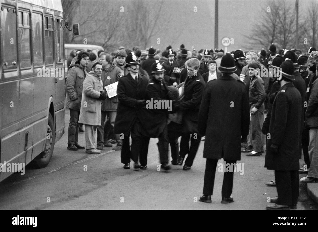 1984 - Grève des mineurs de 1985, sur la photo. Des piquets à Lea Hall Colliery, Turckheim, Staffordshire, Angleterre, vendredi 16 mars 1984. Arthur Scargill, président de la NUM, a déclaré que les grèves dans les divers domaines du charbon devait être une grève nationale et a appelé à Banque D'Images