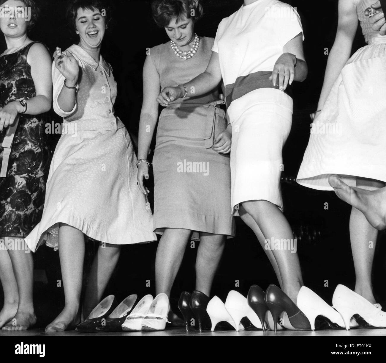 Talons hauts jeter comme les filles inscrivez-vous à la cocasserie au Locarno à Glasgow, qui a rouvert ses portes au public hier soir. 27 septembre 1962. Banque D'Images