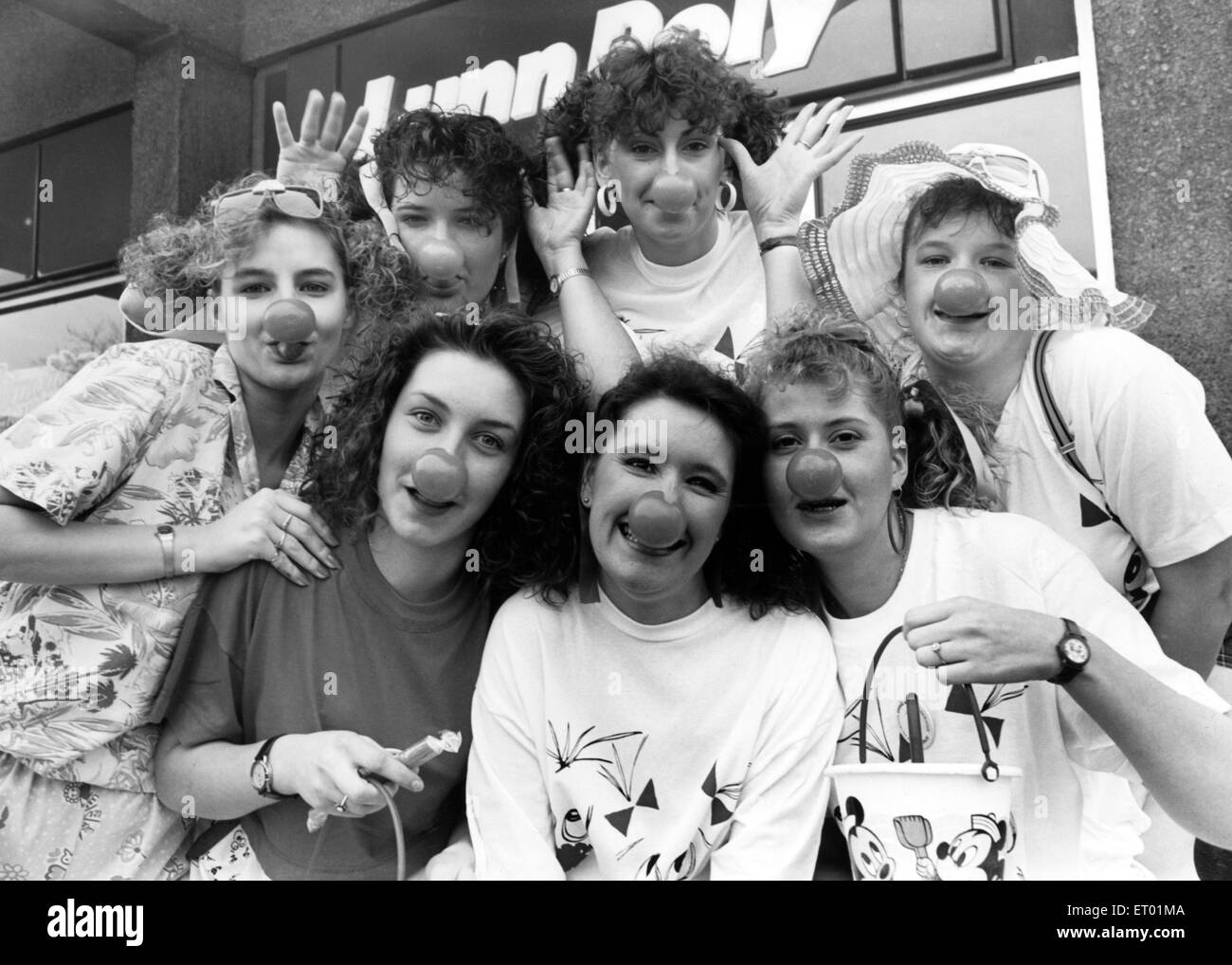 Les filles à Lunn Poly ont prouvé qu'ils étaient un jeu pour rire quand ils mettent leur nez rouge et de plage, de l'amusement faisait partie de la campagne de financement de Comic Relief. Les huit filles sur le personnel de la direction générale de Stockton était assis dans la fenêtre tous les jours vendre des cartes postales pré-imprimées. 8e février 1989. Banque D'Images