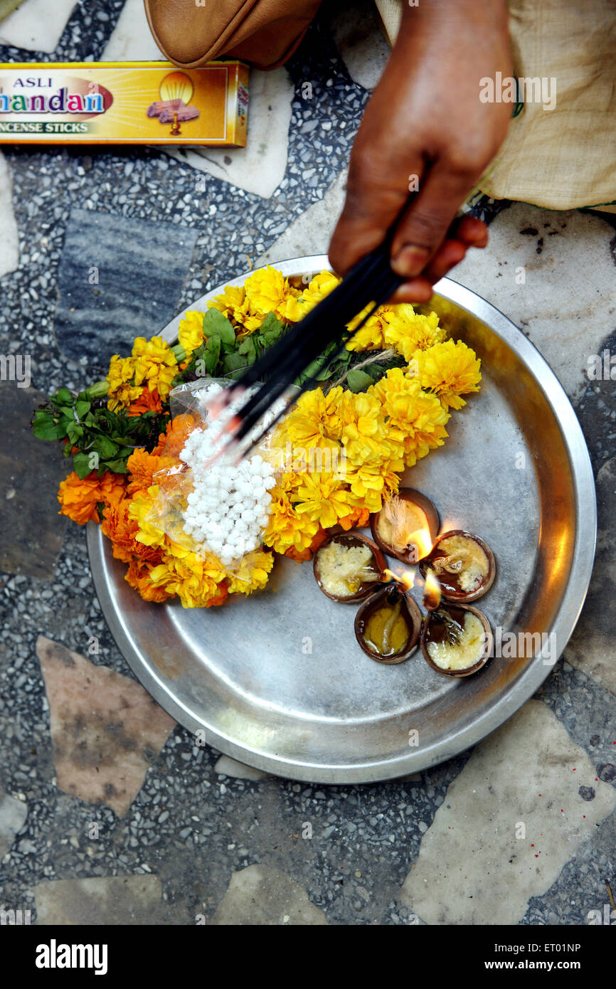 Pooja thali, Temple Hayagriva Madhava, Shri Shri Hayagriv Madhavv Mandir, colline de Monikut, Hajo, district de Kamrup, Gauhati, Guwahati, Assam, Inde, Asie Banque D'Images