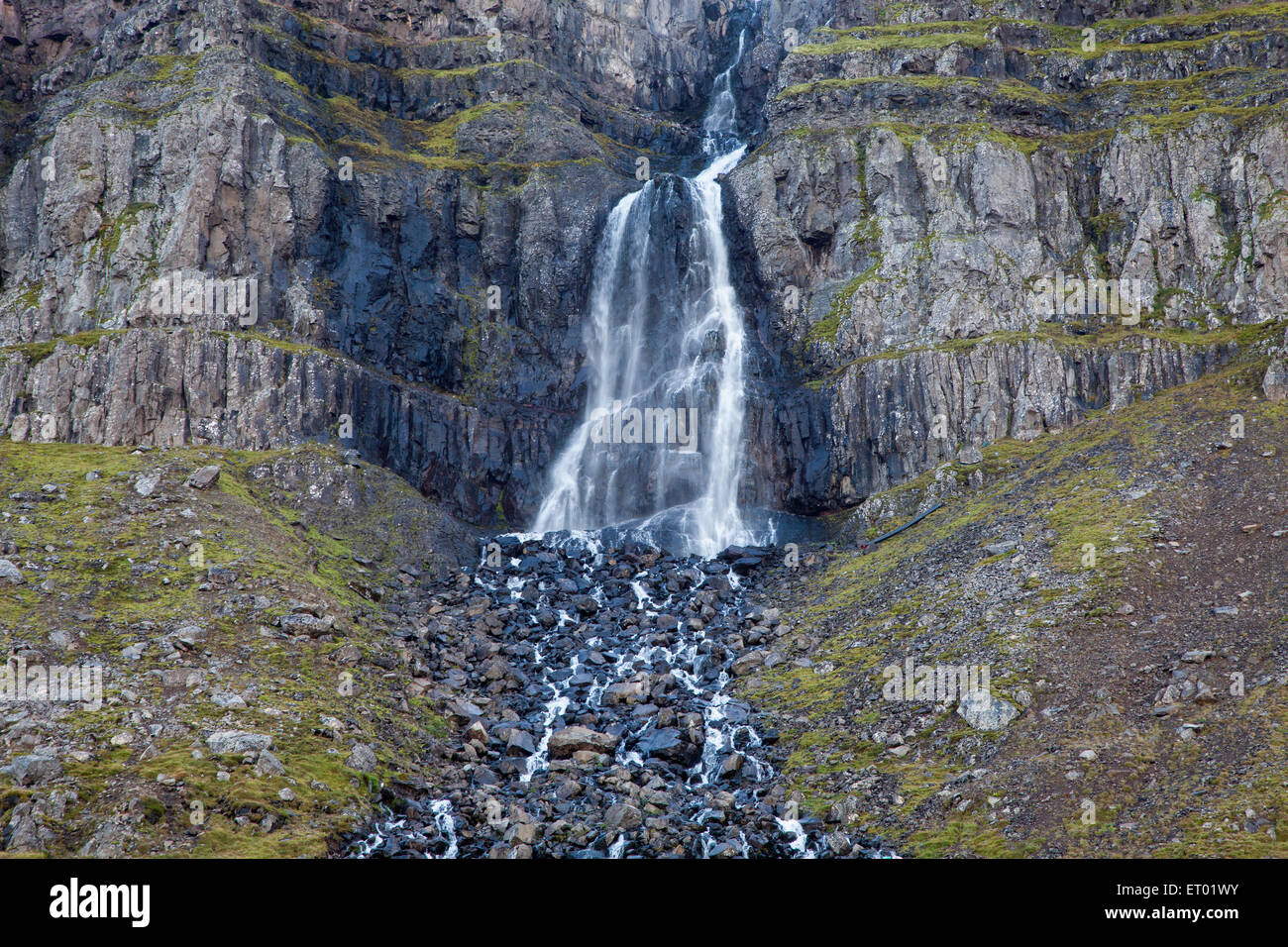 Entre les falaises, Djupavik cascade, Islande, Fjords de l'Ouest Banque D'Images