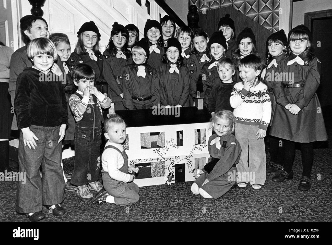 Les jeunes à Nazareth House, Middlesborough's Roman Catholic Children's home, ont reçu un cadeau de Noël spécial le week-end quand la 2ème Hutton Rudby jeannettes présenté avec une maison des poupées faites à la main. Brown Owl, Mme Georgina Truscott dit que la chambre a été faite par l'un des pères des filles, M. John lies. Le Brownies avait ensuite peint et fait les meubles pour aller à l'intérieur. M. Lees 8-année-vieille fille Nicola également assister à la cérémonie de remise à Nazareth House. 12 décembre 1981. Banque D'Images