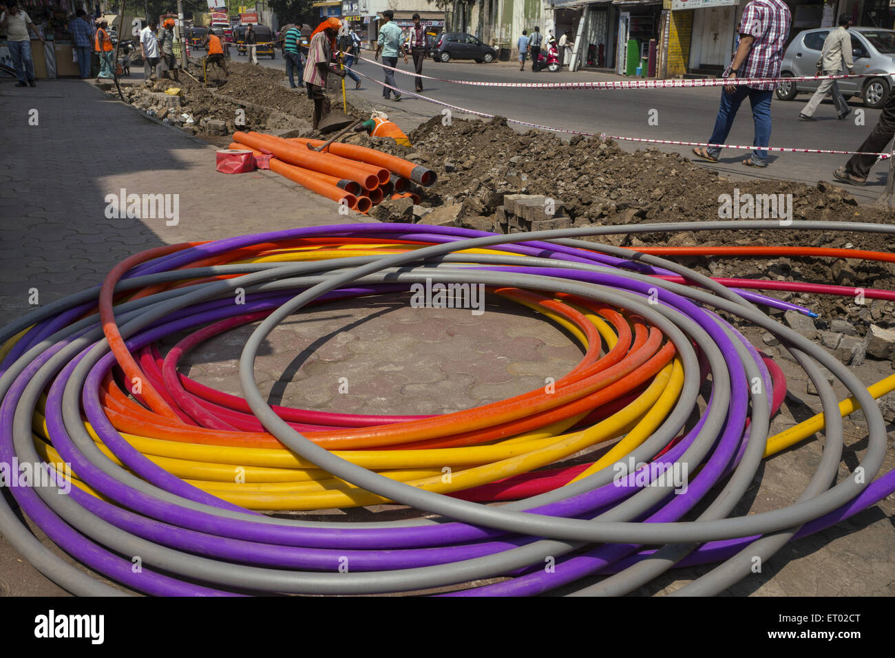 Sous sol pose de PVC Tuyaux Multi Couleur en Asie Inde Mumbai à Ghatkopar Banque D'Images