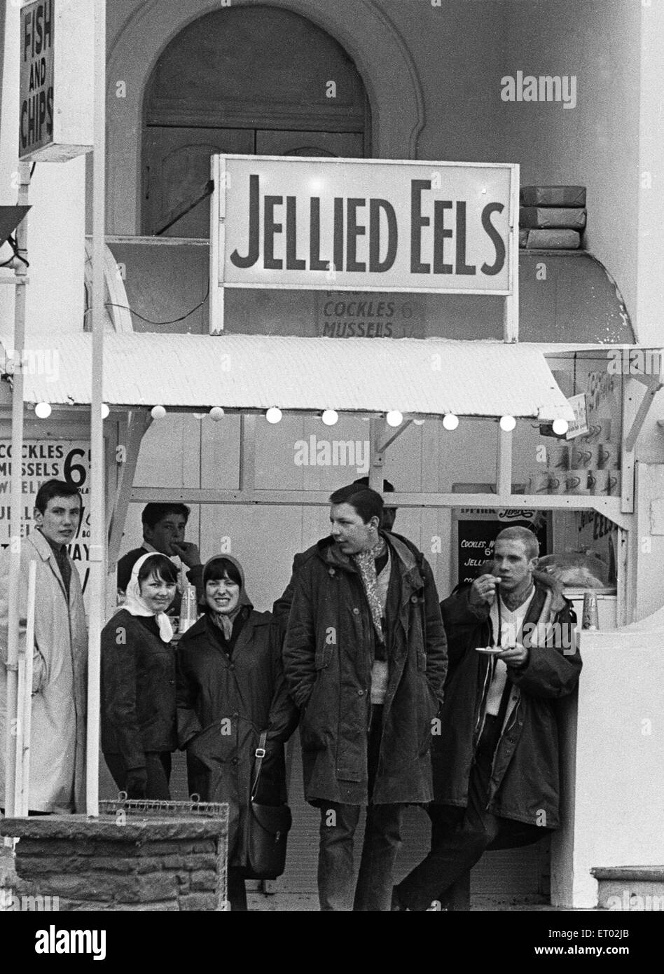 Mods sur front de mer de Clacton bénéficiant d'anguilles en gelée. Au cours des week-end de Pâques 1964 plusieurs échauffourées entre Mods et Rockers ont éclaté dans la ville balnéaire d'Essex. 30 Mars 1964 Banque D'Images