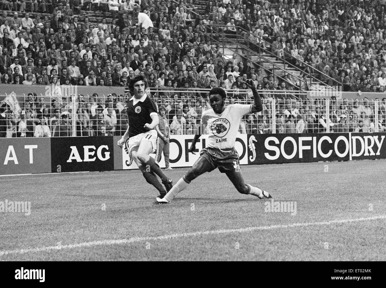 Coupe du Monde 1974 Premier tour Groupe 2 match au Westfalenstadion, Dortmund, Allemagne de l'Ouest. Zaïre 0 v en Écosse 2. Peter Lorimer traverse la balle Mwanaza Nokumbo passé nel. 14 juin 1974. Banque D'Images