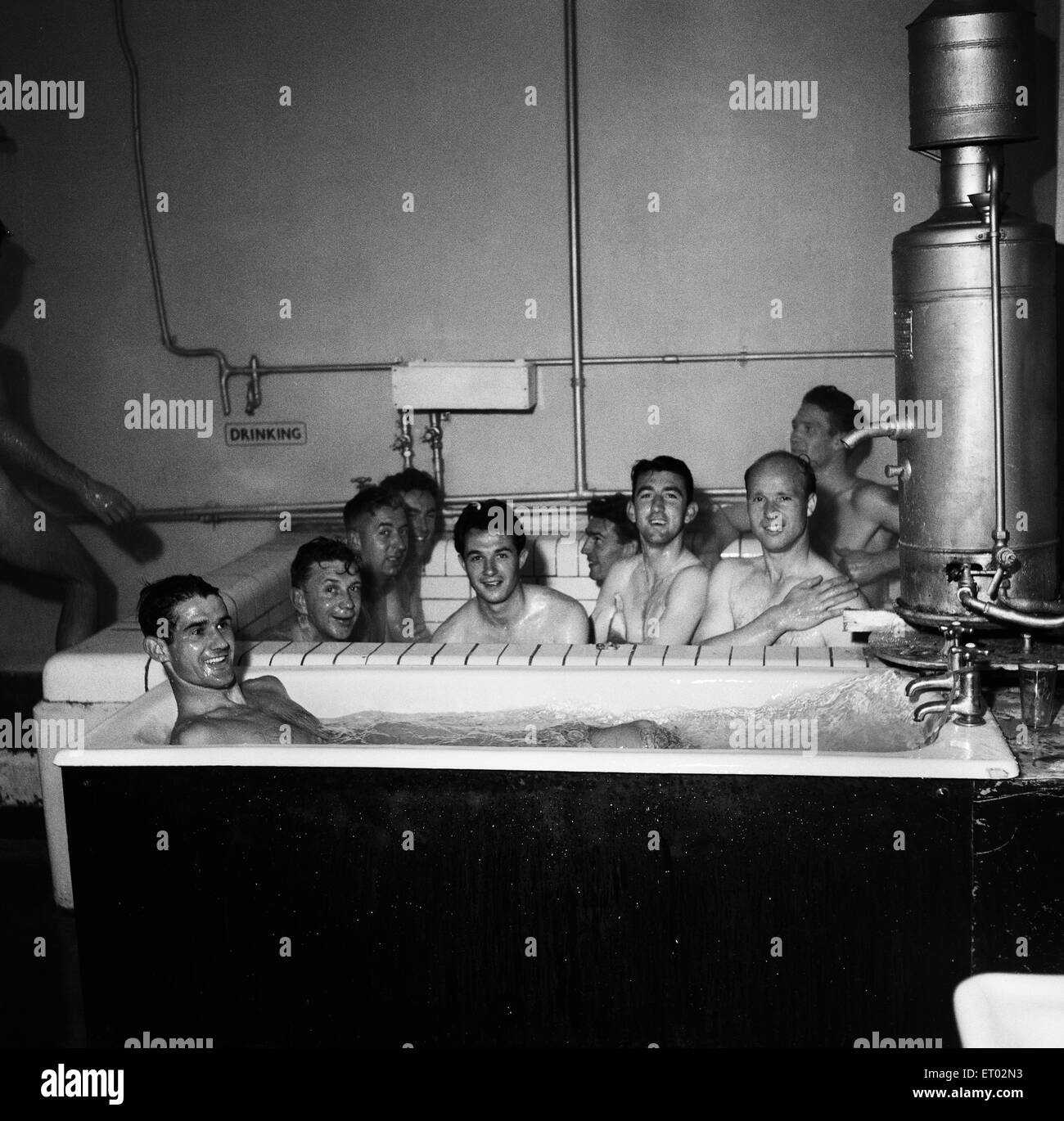 Exercices d'entraînement de l'équipe Charlton Athletic à la vallée. Vous pourrez vous détendre dans le bain des joueurs après une session. 9 août 1954. Banque D'Images