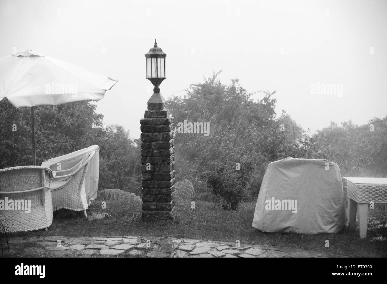 Chaises lampadaire , pluie , Hôtel Pandim Elgin Pemayangtse , Pelling , Sikkim , Inde , 2011 Banque D'Images