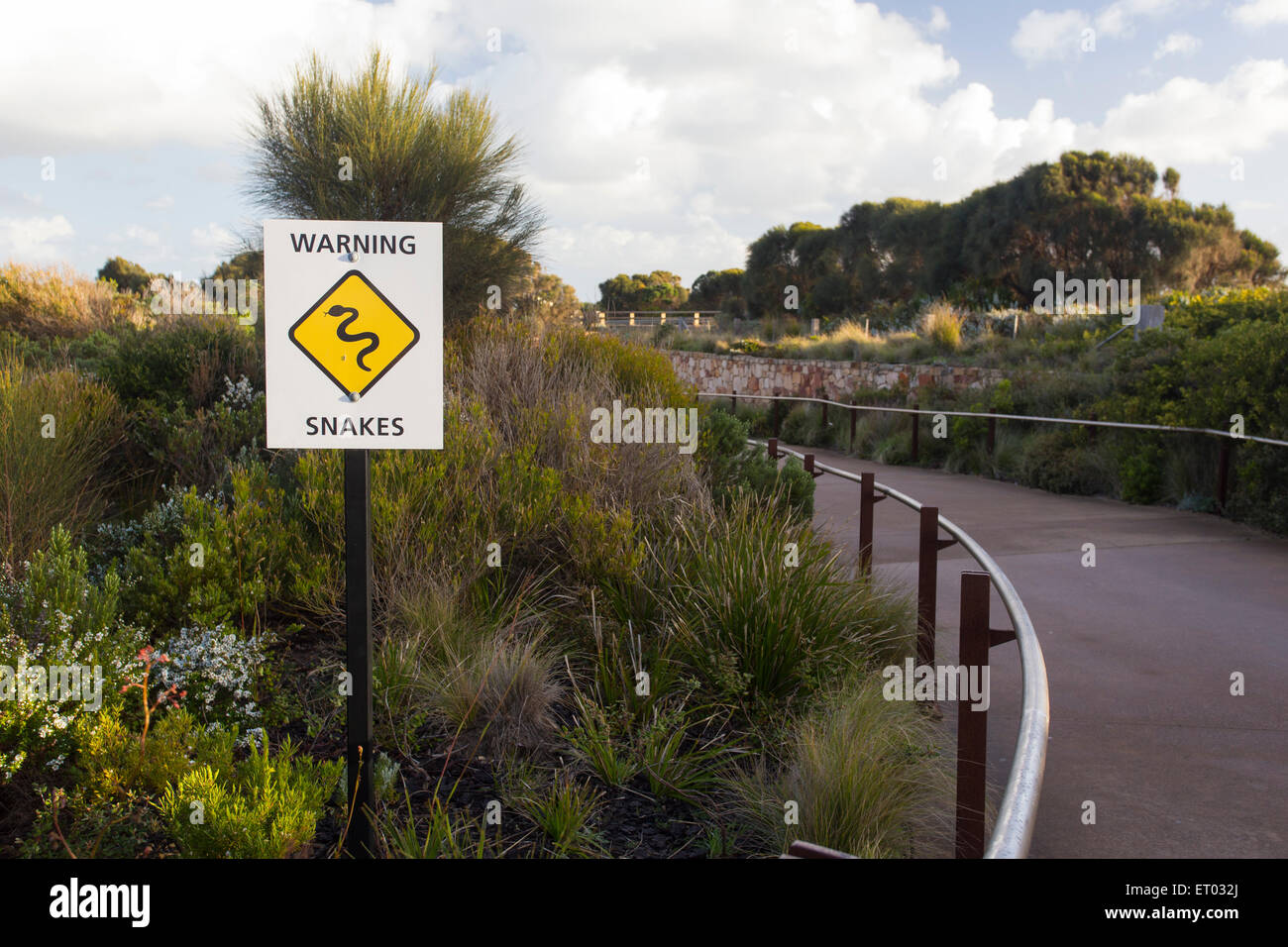 Panneau d'avertissement de serpent sur la Great Ocean Road, Victoria, Australie Banque D'Images