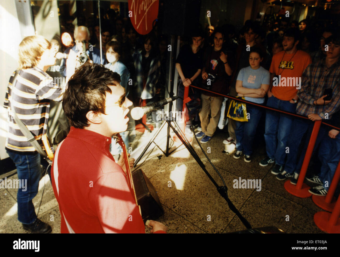 Newport's, 60ft Dolls, en concert au Virgin Store dans Queen Street, Cardiff, Pays de Galles, 3 mai 1996. Groupe pop rock britannique, Actif 1993 - 1998. Les membres de la bande, Carl Bevan, Mike Cole et Richard Parfitt. Banque D'Images