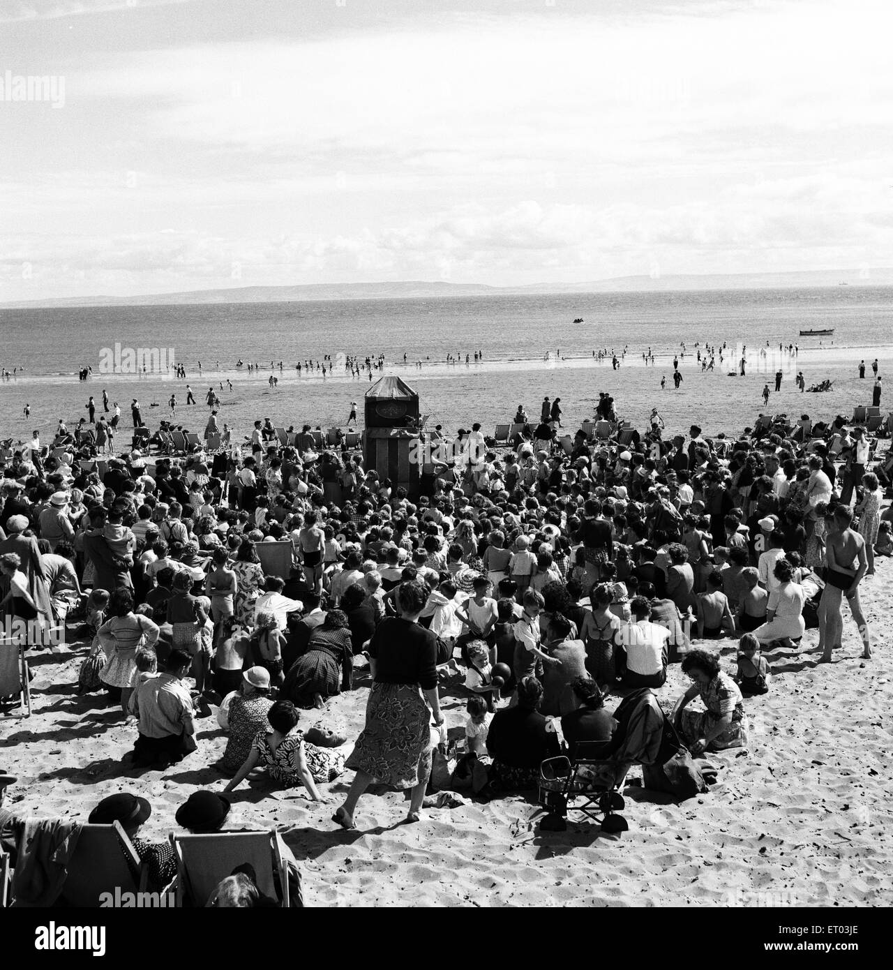Maison de vacances la foule à l'île de Barry, Vale of Glamorgan, Pays de Galles du Sud. Août 1952. Banque D'Images
