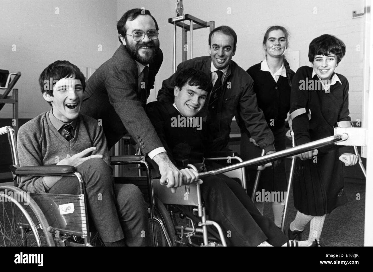 M. Derek de ICI au forum clé multi gym avec Geoff Sewell et un pavillon d'élèves de l'école Neville Coutlhard, Andrew Oliver, Eileen Browne et Shari Youdale. Le personnel de l'ICI ont soulevé £1000 pour l'école, qui a besoin de 4000 € pour une multi-gym. 25 novembre 1987. Banque D'Images