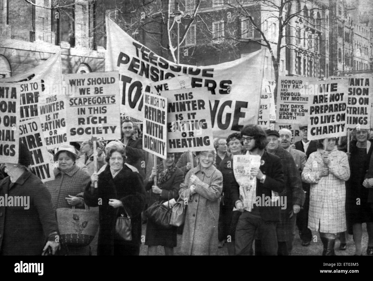 Les retraités de Teesside de protestation contre la hausse des prix, Newcastle, 24 février 1974. Slogans, pourquoi devrions-nous être les boucs émissaires dans cette société riche. Cet hiver EST-IL MANGER OU DE CHAUFFAGE. Nous ne sommes pas prêts à vivre de charité. Banque D'Images